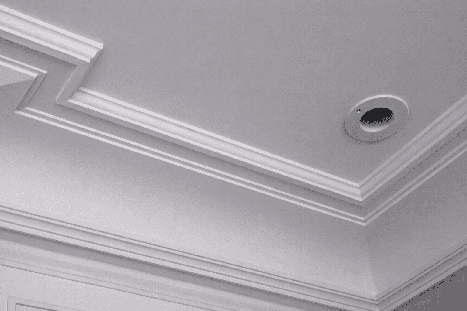 Detalhe de sanca de gesso em Uberlândia com moldura clássica e iluminação embutida no teto